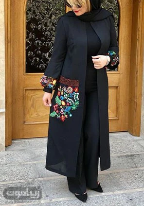 مدل مانتو بهاره 2021 زنانه به رنگ مشکی با گلدوزی های جذاب روی آستین و جیب مانتو مدل مانتو بهاره 2021 زنانه به رنگ مشکی با گلدوزی های جذاب روی آستین و جیب مانتو